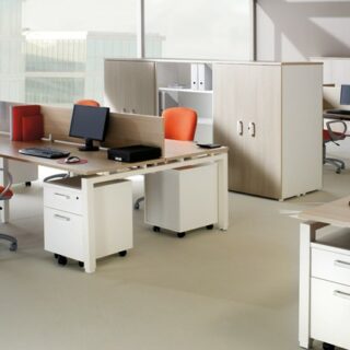 Espace ouvert avec bureaux et rangements assortis